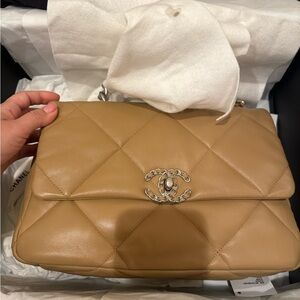 Chanel Medium 19